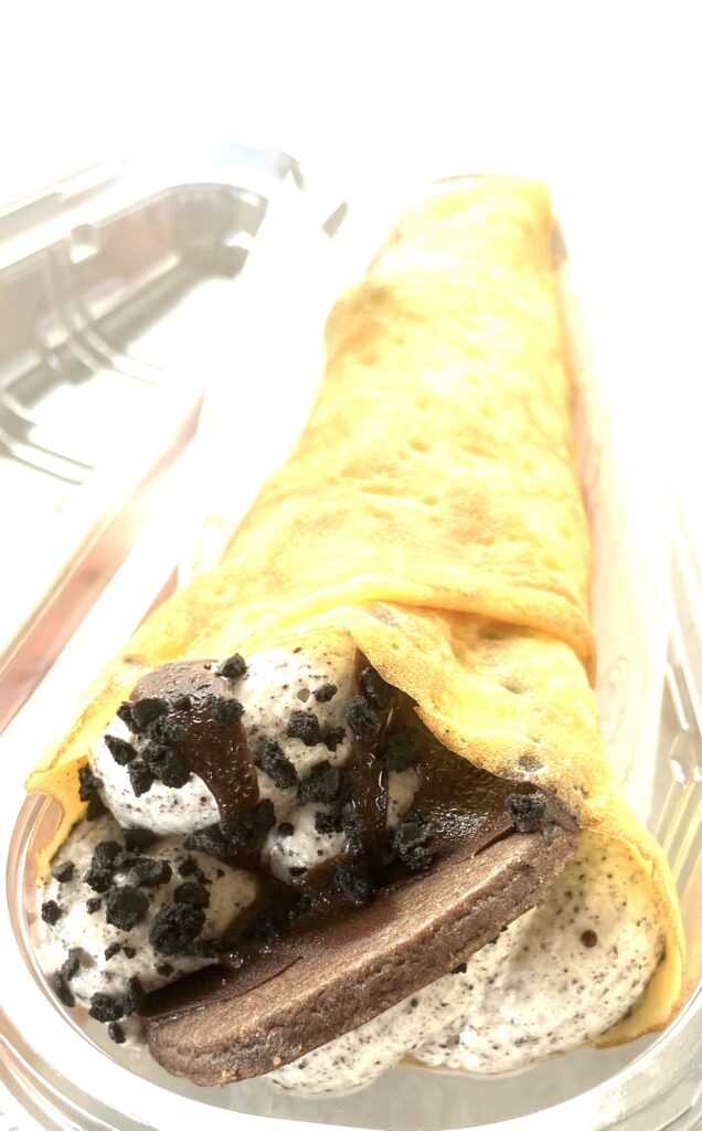 familymart-sweet-cookies-cream-crepe-eating 