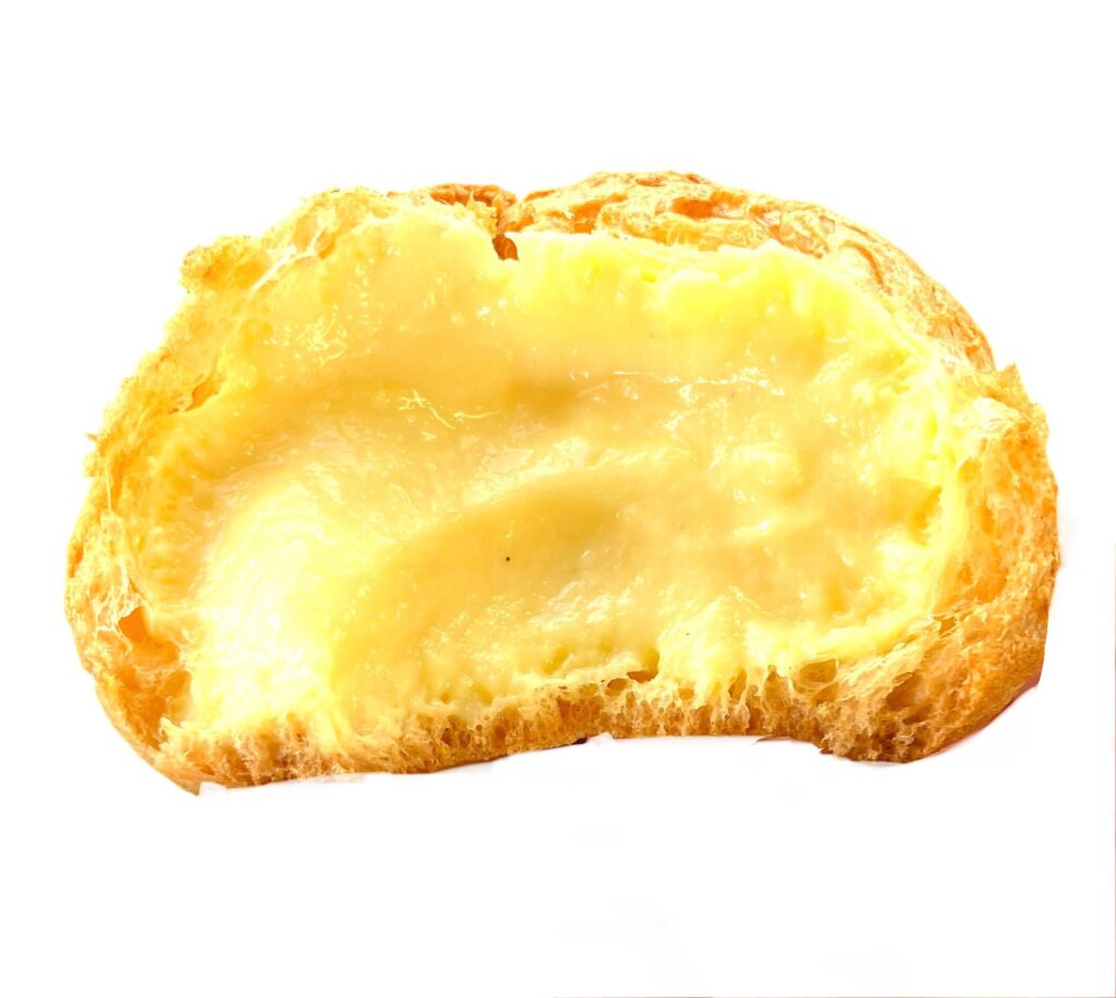 familymart-sweet-custard-cream-puff-eating 