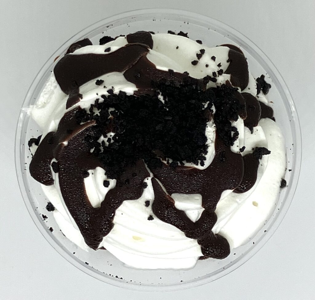 familymart-sweet-cookie-cream-cake-up