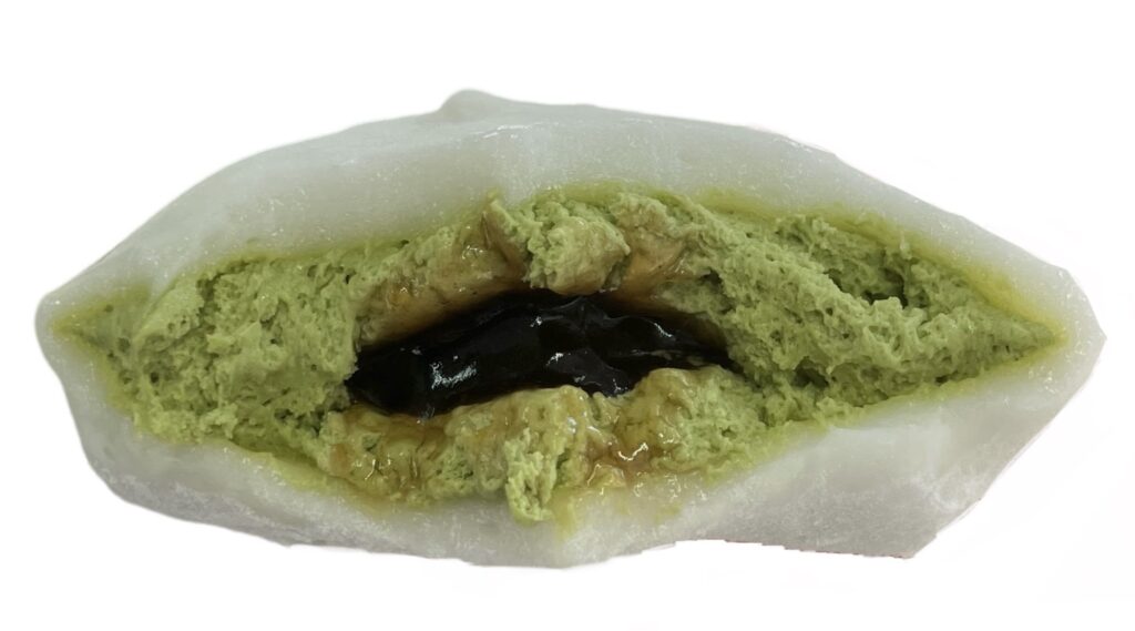 familymart-sweet-matcha-cream-brown-sugar-eating 