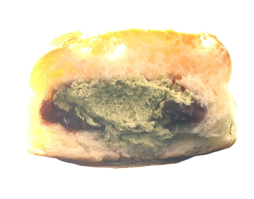 familymart-sweet-nogami-bean-paste-pan-green-tea-eating 