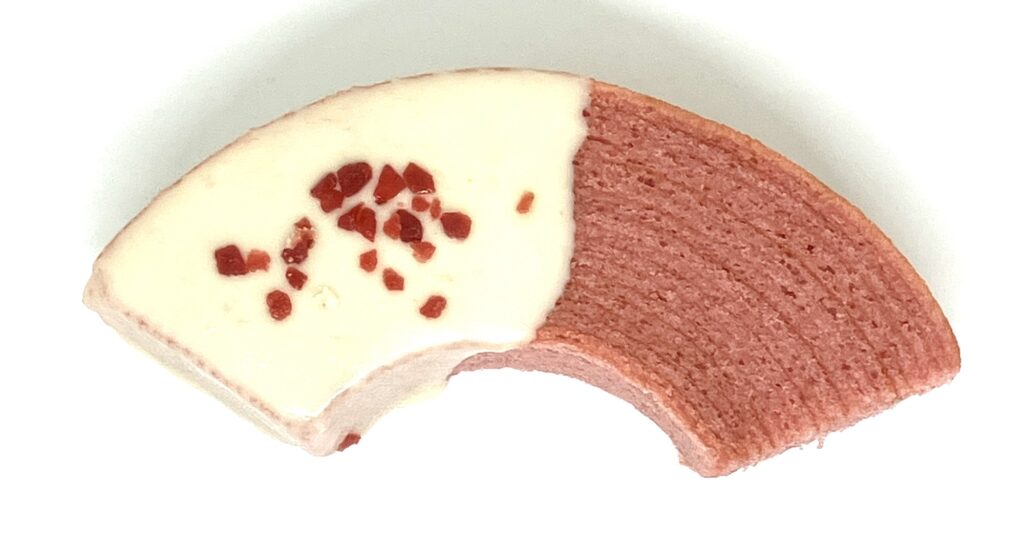 familymart-sweet-strawberry-baumkuchen-up