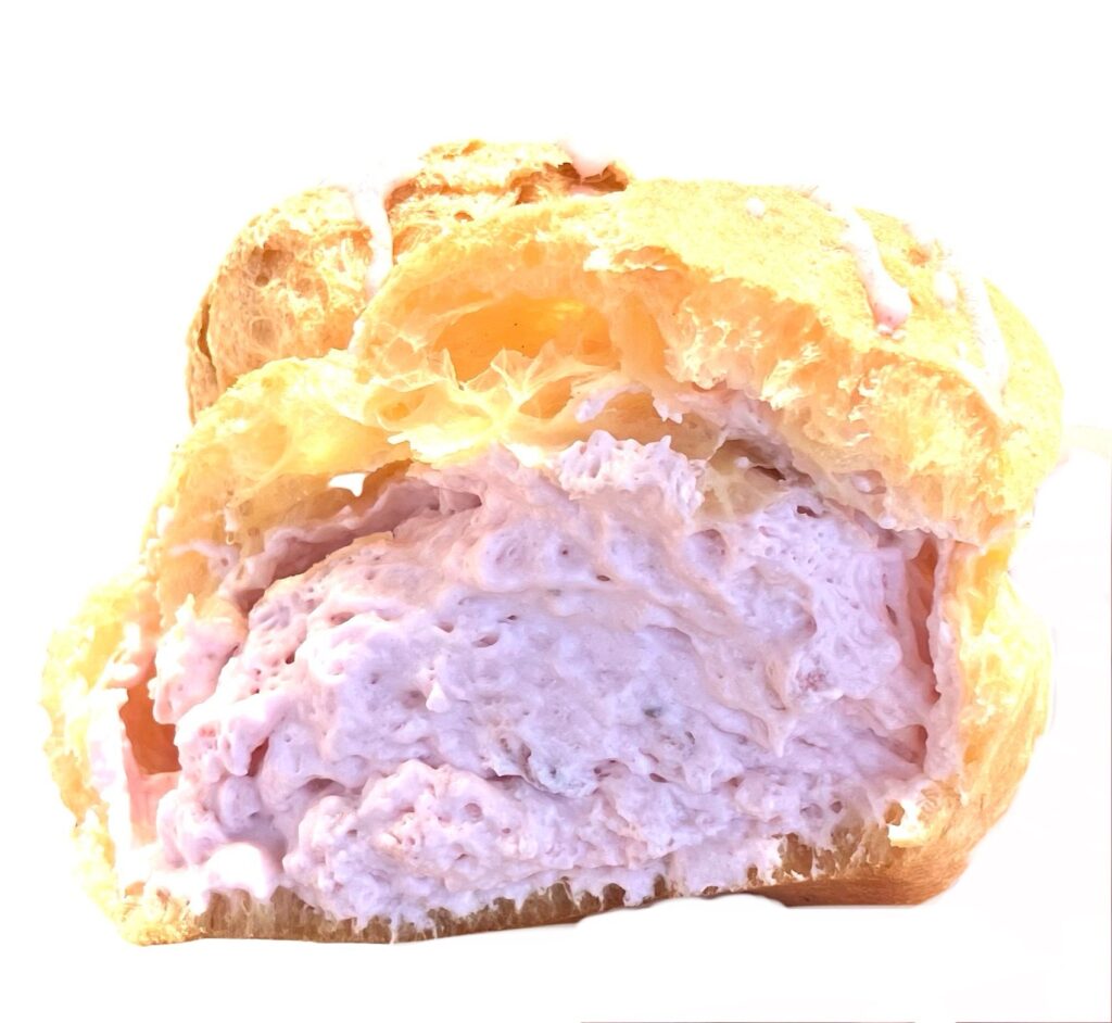 seveneleven-sweets-strawberry-cream-puff-eating 