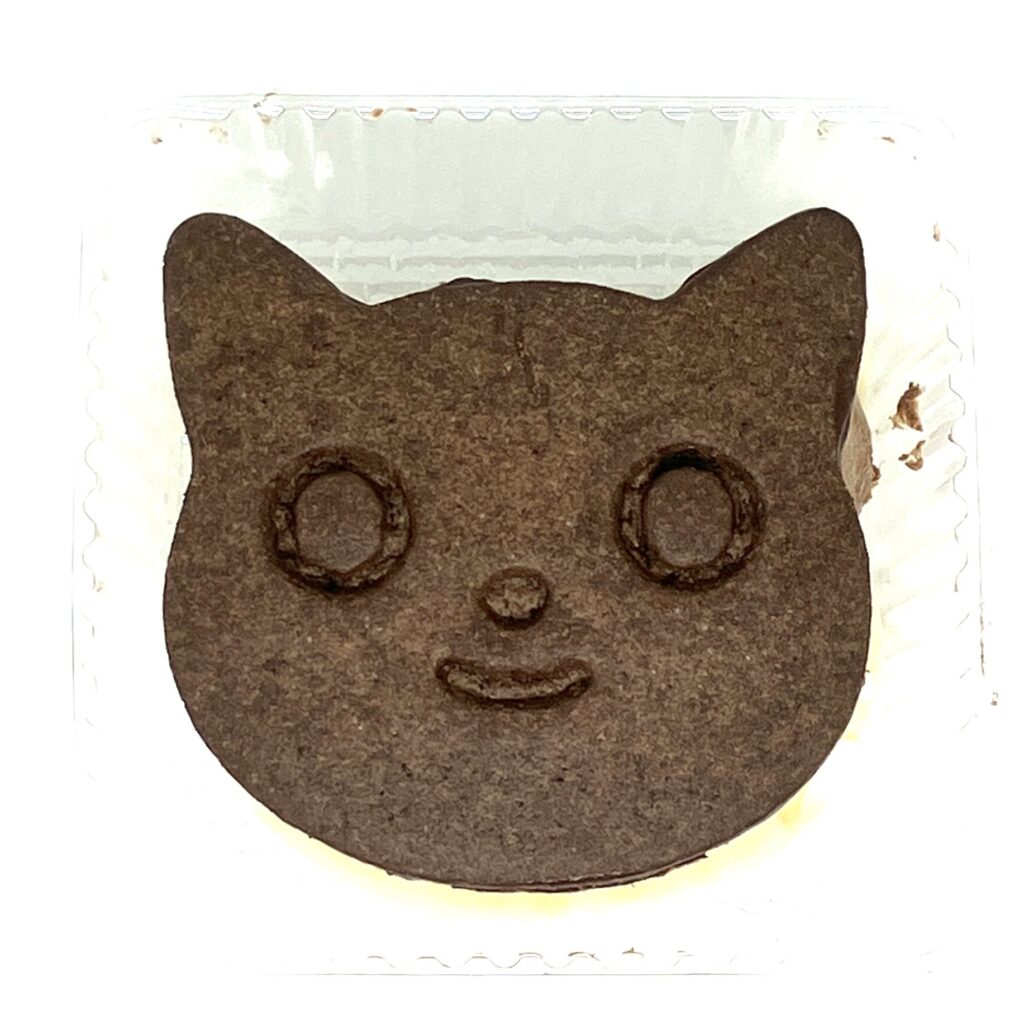 familymart-sweet-chocolate-biscuit-white-black-cats-up