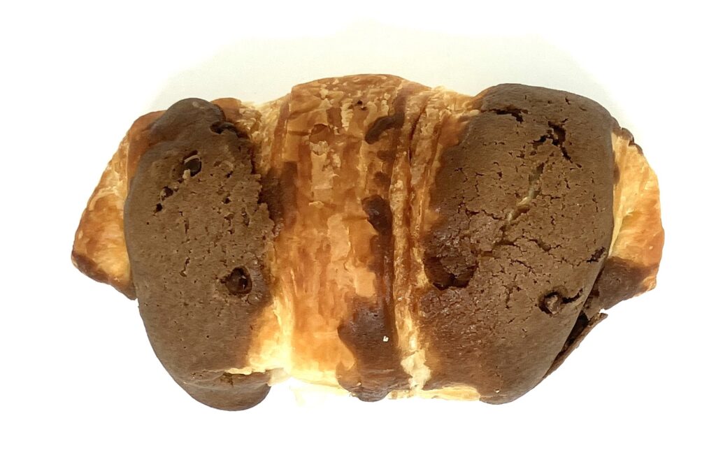 familymart-sweet-cookie-croissant-chocolate-up